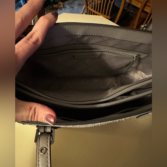 NWOT Michael Kors MICHAELMichael Kors Logo Voyager East West Tote - Picture 4 of 9